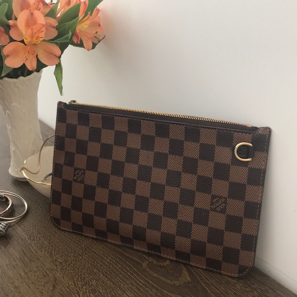 🚫SOLD🚫AUTHENTIC LOUIS VUITTON POUCH/WALLET